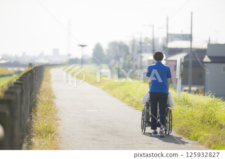 乘坐輪椅的老人 125932827