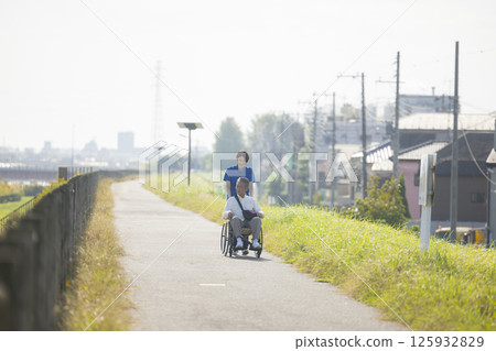 乘坐輪椅的老人 125932829