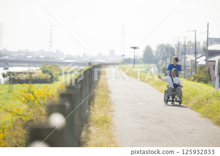 乘坐輪椅的老人 乘坐輪椅的老人 125932833