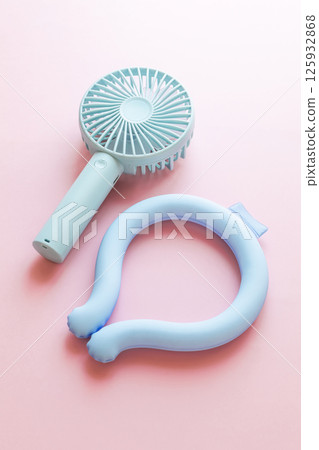 便攜風扇和頸部冷卻器：夏季防暑用品 125932868