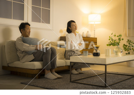 A middle-aged couple arguing in the living room at night 125932883
