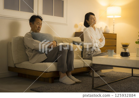 一對中年夫婦晚上在客廳爭吵 125932884