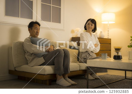 一對中年夫婦晚上在客廳爭吵 一對中年夫婦晚上在客廳爭吵 125932885