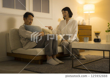 一對中年夫婦晚上在客廳爭吵 一對中年夫婦晚上在客廳爭吵 125932888