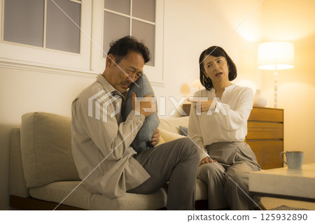 一對中年夫婦晚上在客廳爭吵 一對中年夫婦晚上在客廳爭吵 125932890