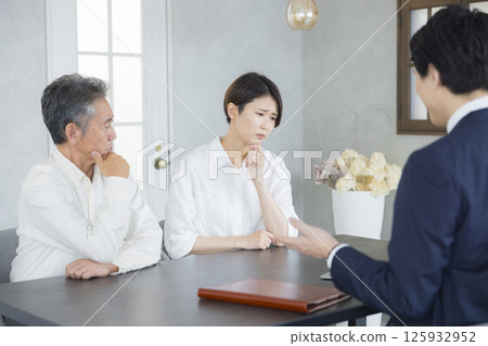 銷售員、老人和家人開會 銷售員、老人和家人開會 125932952