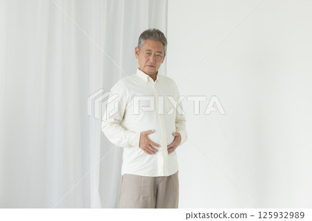 患有腹部脂肪的老年人 125932989