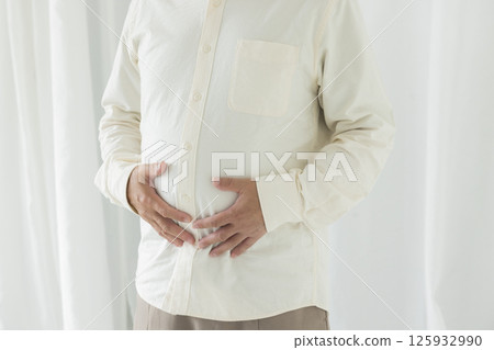 患有腹部脂肪的老年人 125932990