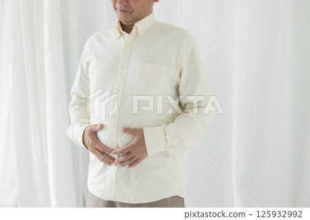 患有腹部脂肪的老年人 125932992