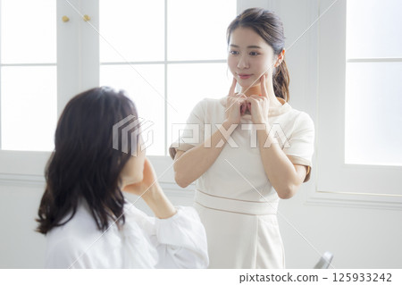 一位女士提供皮膚護理建議 125933242