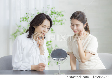 A woman giving advice on skin care A woman giving advice on skin care 125933252