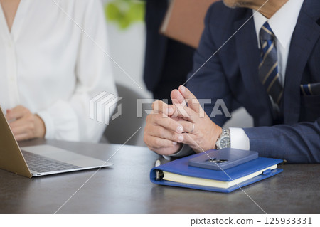 Businessmen and businesswomen having meetings in the office Businessmen and businesswomen having meetings in the office 125933331