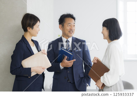 商人和女企業家在辦公室開會 商人和女企業家在辦公室開會 125933337