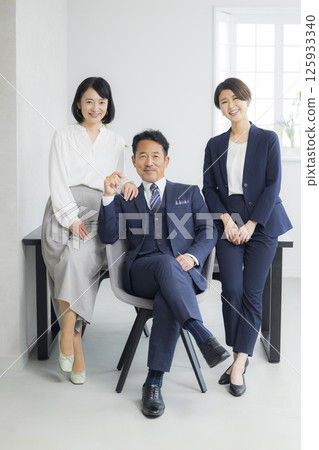 商人和女企業家在辦公室開會 125933340