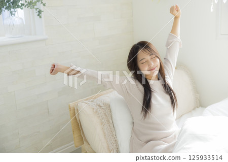 女人在床上起床 125933514