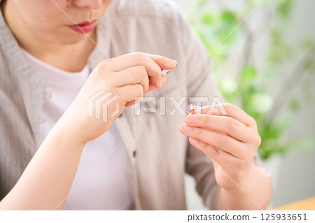 一位女士正在製作手工飾品：戒指 125933651