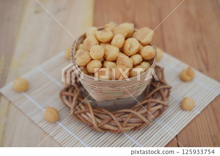 golden-brown cheese cookies 125933754