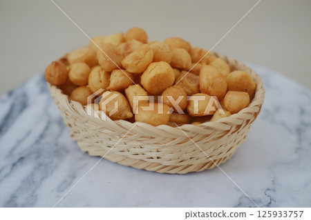 golden-brown cheese cookies 125933757