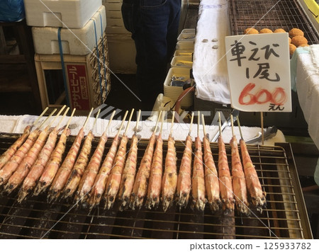 中港魚市食品攤上的虎蝦 125933782