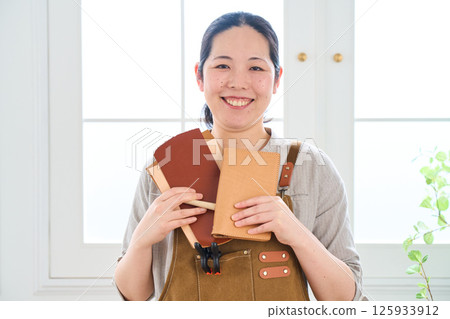 一位女士製作手工皮革製品 - 皮革工藝 一位女士製作手工皮革製品 - 皮革工藝 125933912