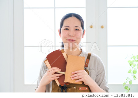 一位女士製作手工皮革製品 - 皮革工藝 125933913