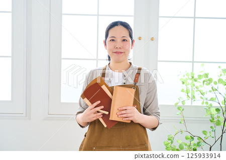 一位女士製作手工皮革製品 - 皮革工藝 125933914