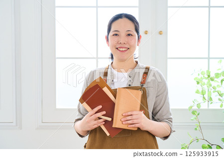 一位女士製作手工皮革製品 - 皮革工藝 125933915