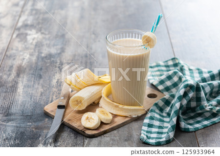 Fresh and healthy banana smoothie in glass Fresh and healthy banana smoothie in glass 125933964
