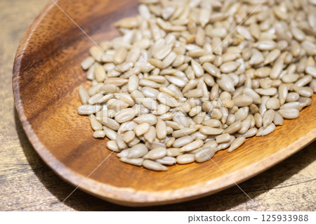 Image of sunflower seeds as a snack (stock photo) 125933988