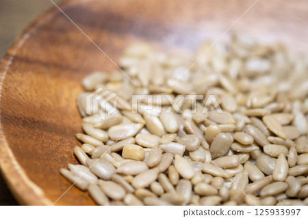 葵花籽作為零食的圖片（庫存照片） 125933997