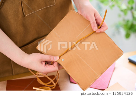 一位女士製作手工皮革製品 - 皮革工藝 125934126