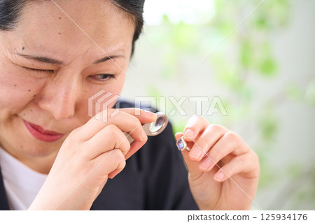 A female appraiser making accessories 125934176