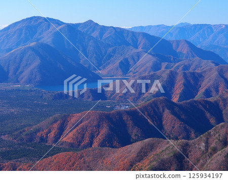 秋季從禦坂的鬼岳眺望本棲湖和富士山樹海 125934197