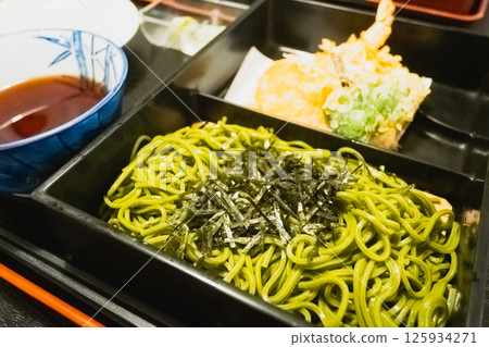 在蕎麥麵店吃午餐 在蕎麥麵店吃午餐 125934271