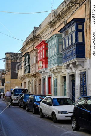馬耳他共和國、馬耳他島、拉巴特、街景與色彩繽紛的凸窗 125934512