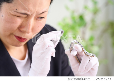 女士評估配件、評估師、手錶 125934763