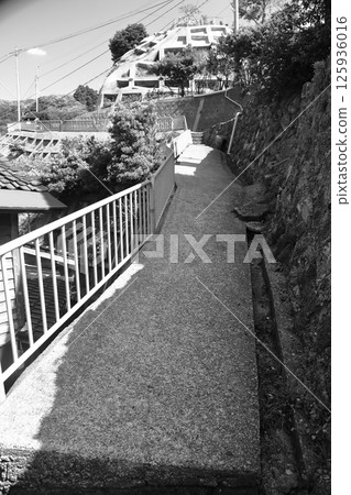 穿過圍村的上坡路 穿過圍村的上坡路 125936016