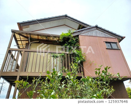 Dilapidated building (2 stories) Dilapidated building (2 stories) 125937646