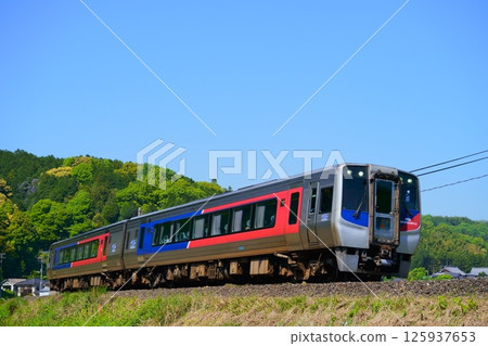 The Uwakai N2000 series express train running around a curve The Uwakai N2000 series express train running around a curve 125937653
