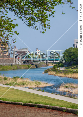 金澤市，從櫻橋望向淺野川大橋，拍攝於五月 125937906