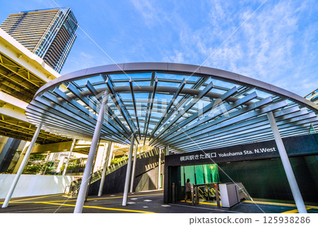 五月，日本橫濱城市景觀。新裝修的橫濱站北西出口。巨大的屋頂令人印象深刻… 125938286