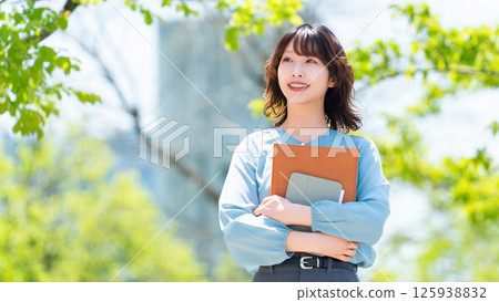 微笑的女人/女商人在戶外散步 微笑的女人/女商人在戶外散步 125938832