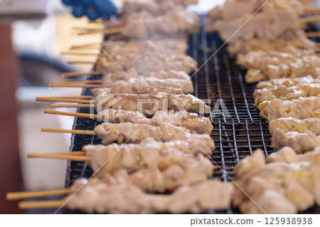 燒烤烹飪場景烤雞肉串 125938938