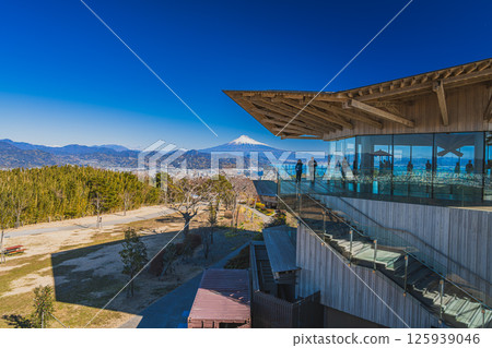 靜岡市（靜岡縣）冬日晴朗的一天，從日本平夢露台觀景走廊看到的景色 125939046