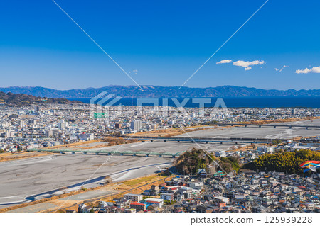 從圓山花園看到的靜岡市景和駿河灣（靜岡縣） 125939228