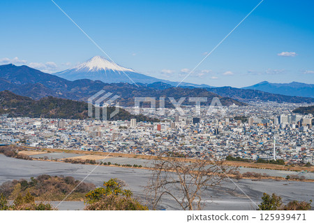 Shizuoka cityscape and Mt. Fuji as seen from Maruyama Flower Garden in Shizuoka (Shizuoka Prefecture) 125939471
