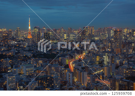Foggy city night view 125939708