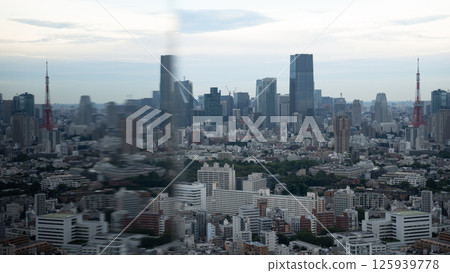 霧氣籠罩下的城市景觀 霧氣籠罩下的城市景觀 125939778