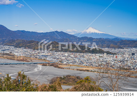 從靜岡縣圓山花園眺望的靜岡市街景和富士山 從靜岡縣圓山花園眺望的靜岡市街景和富士山 125939914