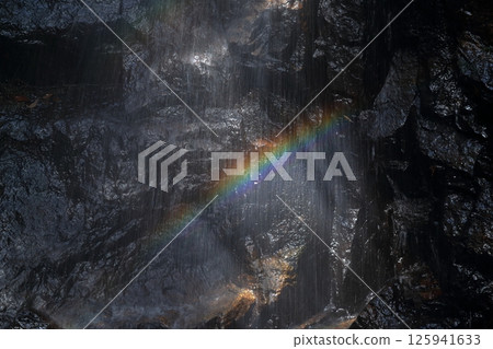 瀑布盆地中閃耀的彩虹 125941633